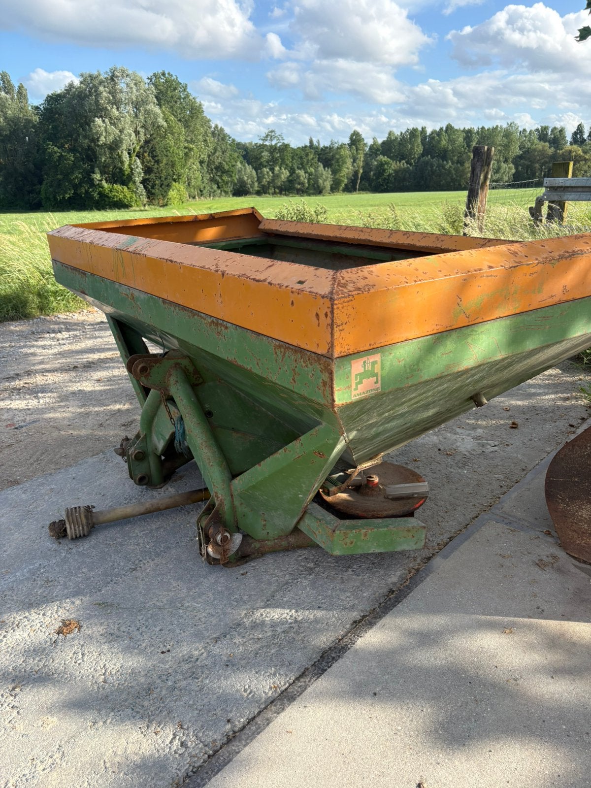 Epandeur d'engrais Amazone 1200kg, Articles professionnels, Agriculture | Outils, Enlèvement