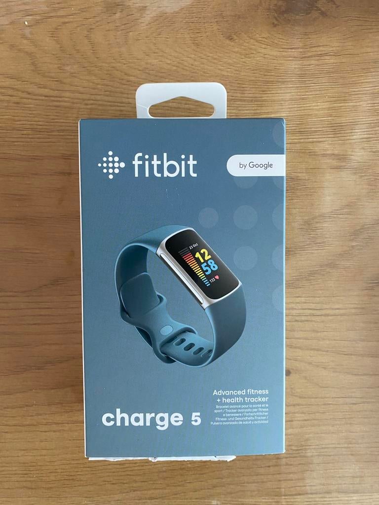 Fitbit charge 5 - staalblauw, Handtassen en Accessoires, Sporthorloges, Ophalen, Zo goed als nieuw
