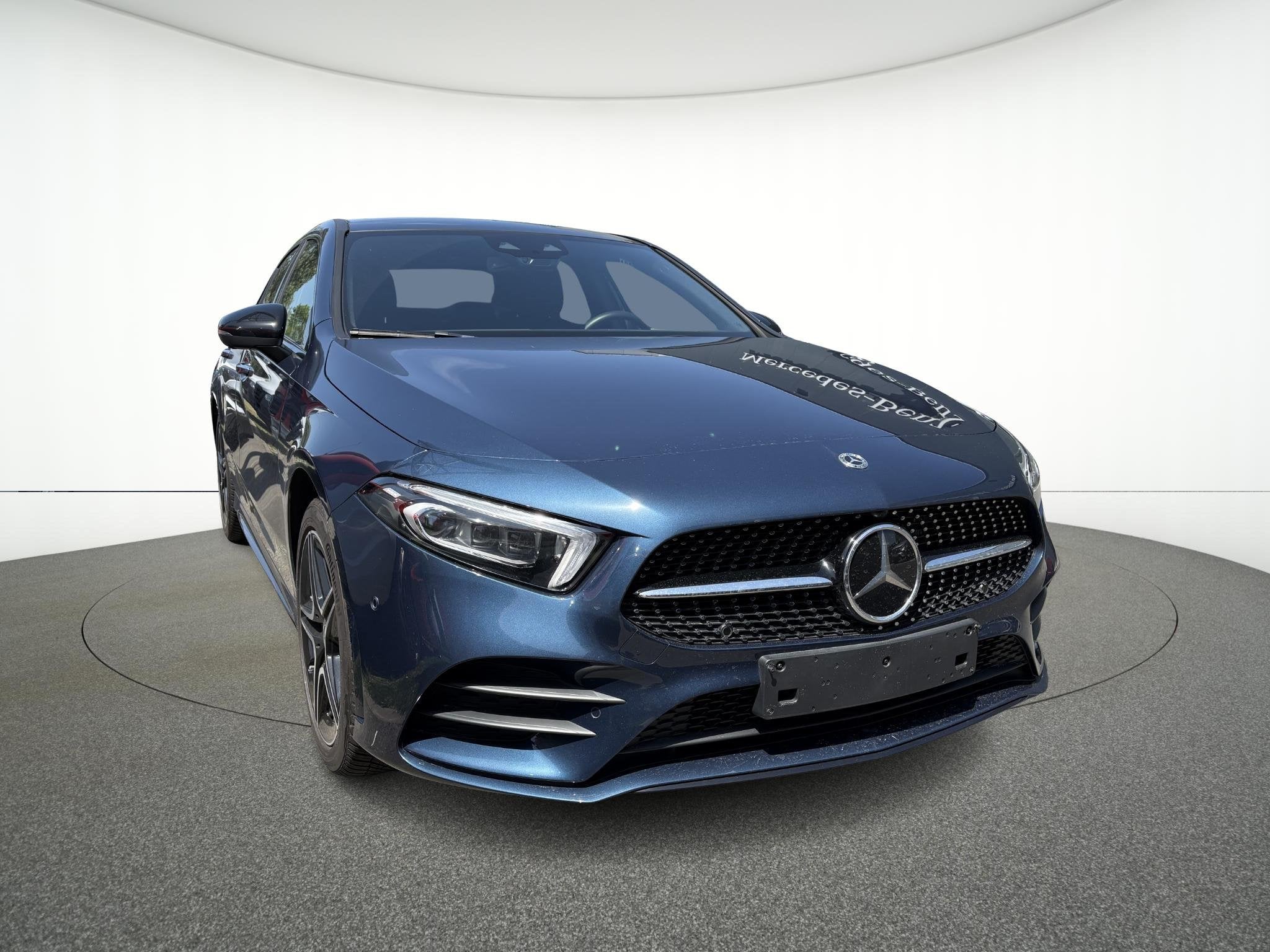 Mercedes-Benz A 250 e AMG Line Berline + PREMIUM PLUS PACK +, Auto's, Mercedes-Benz, Stof, 4 cilinders, 16 kWh, Blauw
