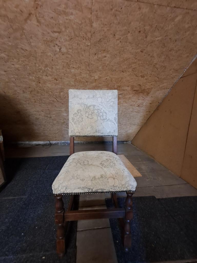 Acht stevige stoelen te geef, Ophalen