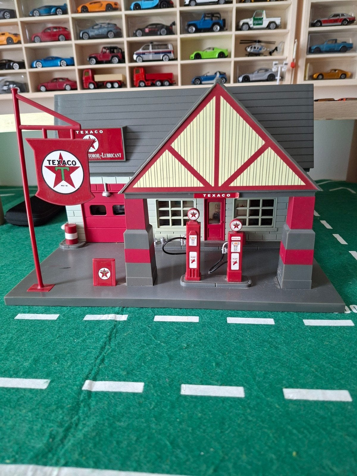 oude texaco garage met 4 autos, Hobby en Vrije tijd, Ophalen, Zo goed als nieuw, Overige merken