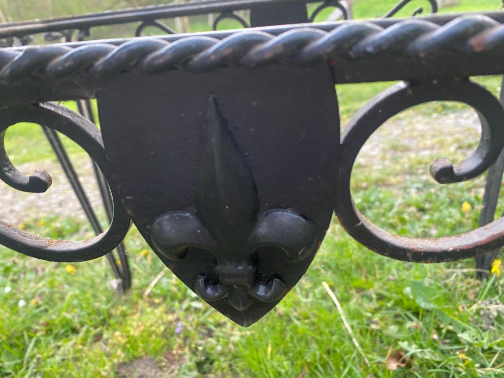 Petite table fer forger, Enlèvement
