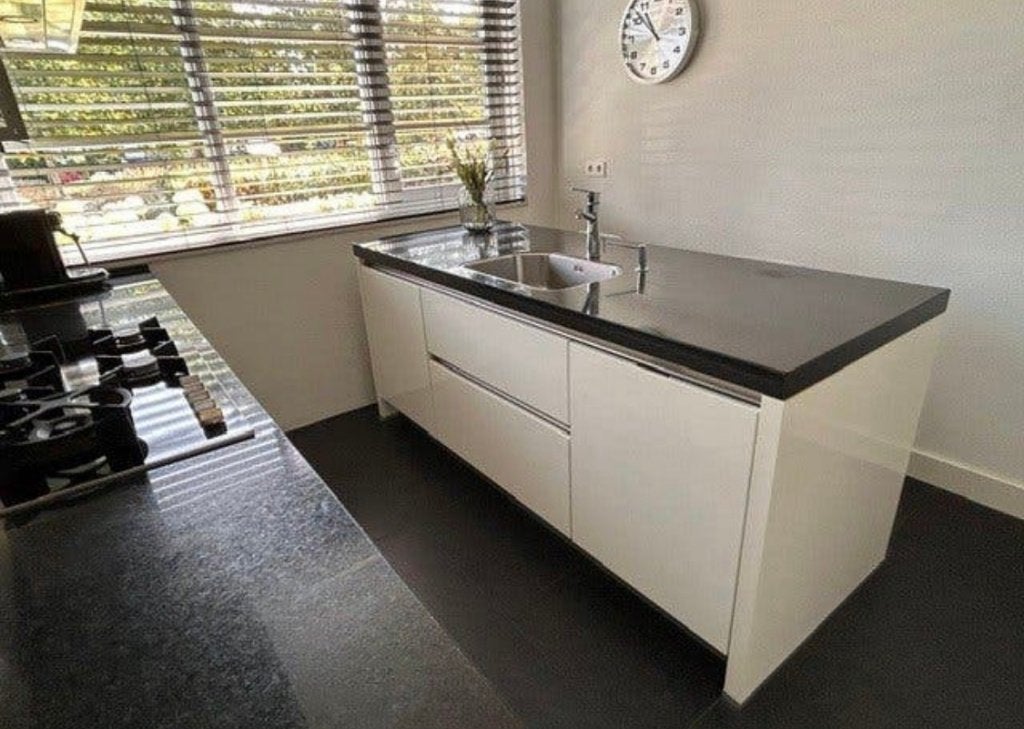 DUITSE ROTPUNKT HOOGGLANS KEUKEN +KOOKEILAND+APPARATUUR, Huis en Inrichting, Greeploos, Wit, Graniet of Steen, Dubbelwandige keuken