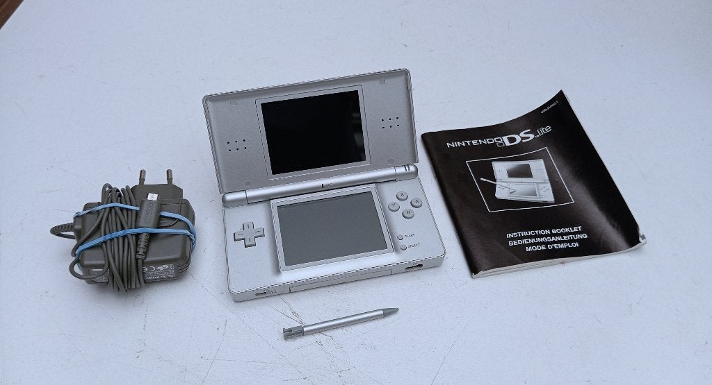NINTENDO DS LITE GRIJS mooie staat, Ophalen of Verzenden, Gebruikt, Zilver, DS Lite