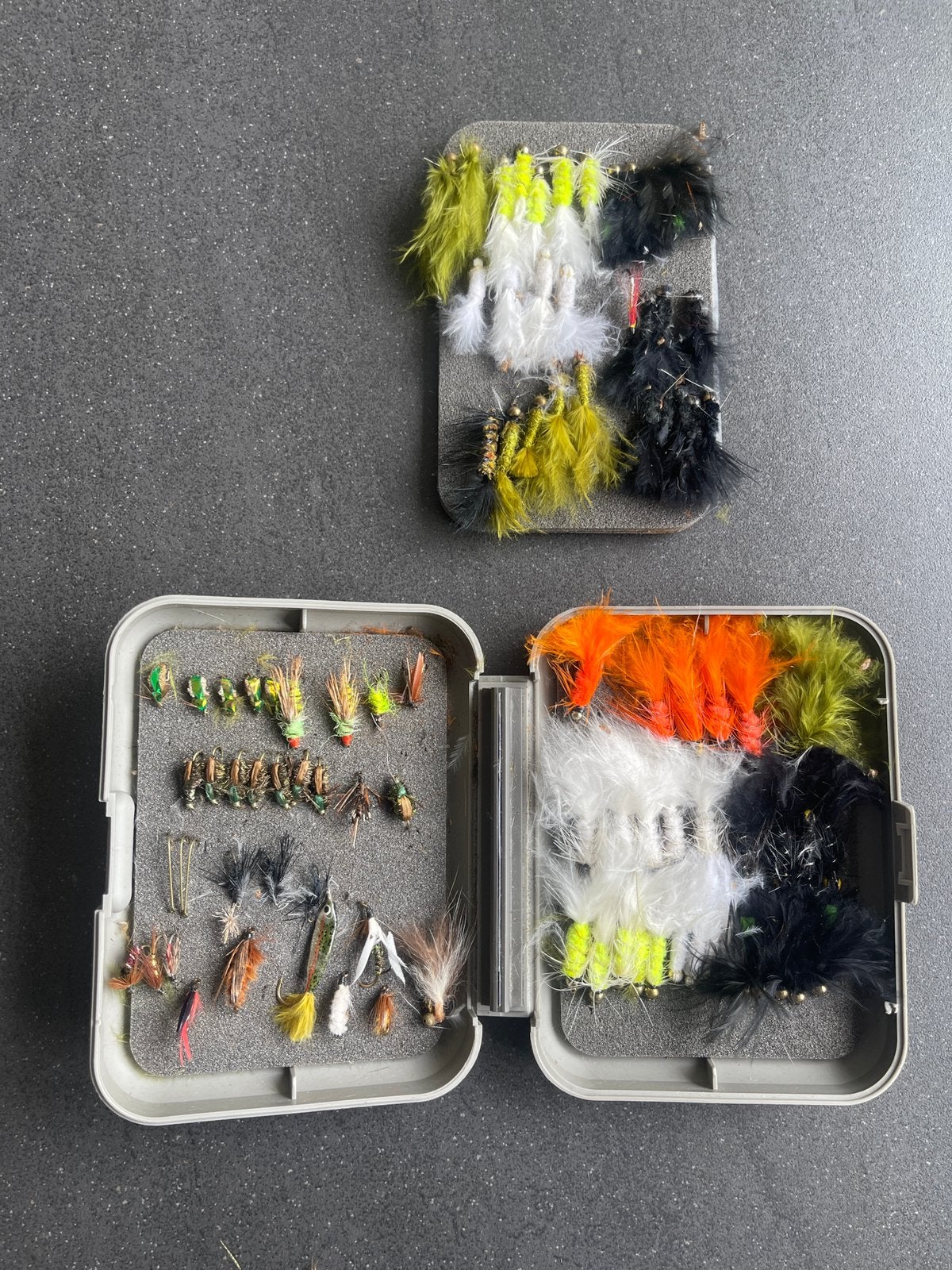 Boîte C&F avec 80 streamers, mouches et nymphes, Sports nautiques & Bateaux, Pêche à la ligne | Pêche à la mouche, Enlèvement ou Envoi