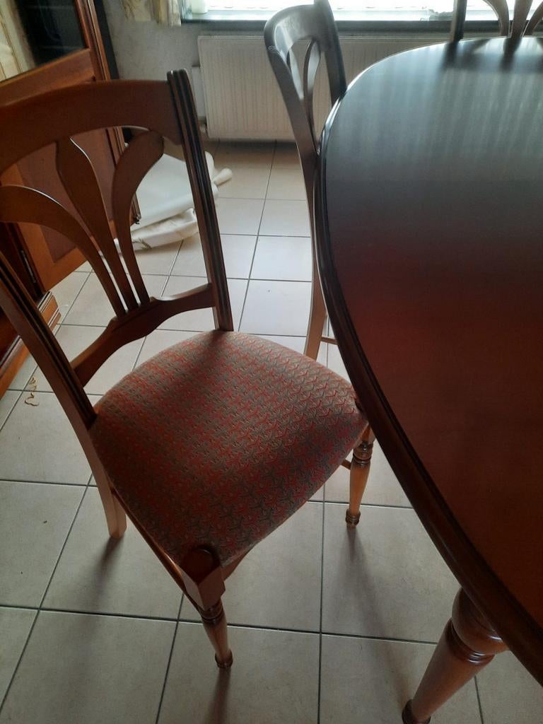 Heel goed onderhouden eetplaats in Kerselaar hout te koop, Huis en Inrichting, Stoelen, Ophalen