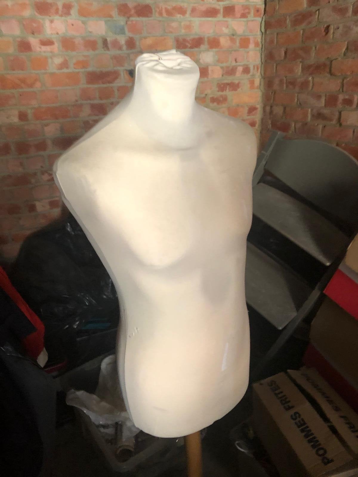 Mannelijke mannequin etalagebuste houten stabdaard, Enlèvement
