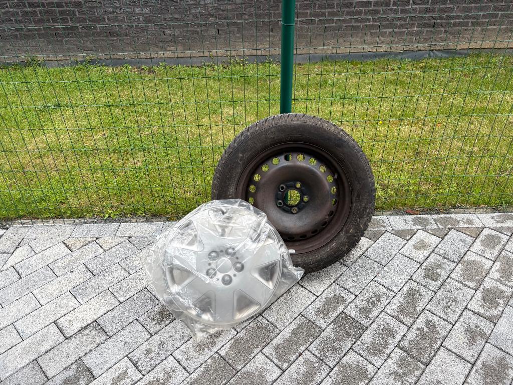 winterbanden 16 inch XL met stalen velgen + 8 wieldoppen, Autos : Pièces & Accessoires, Pneus & Jantes, Pneus hiver, 16 pouces