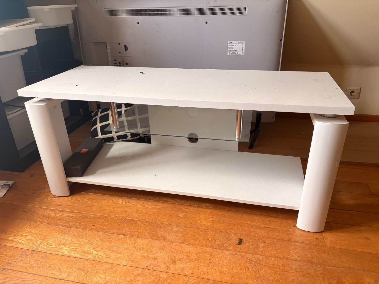 Witte tv kast, Ophalen
