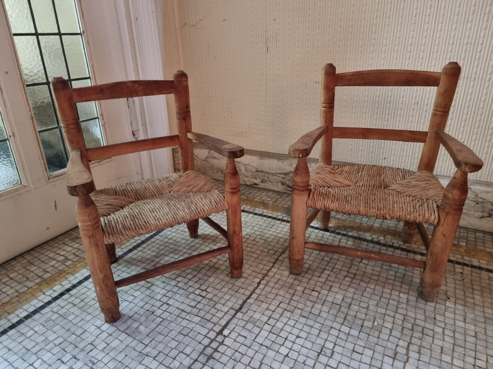 2 kinderstoelen van hout en stro (zitting 22 cm) 15,00€ voor, Ophalen