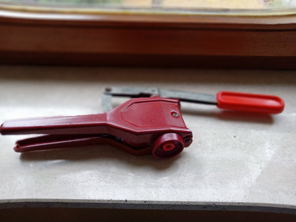 Handmatige kurkmachine, Ophalen