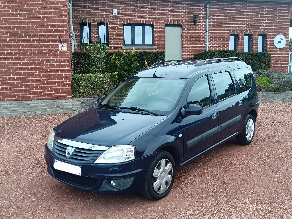 Dacia Logan 1.6i essence 2010 Clim Prét à immatriculé, Auto's, Voorwielaandrijving, Dealer onderhouden, Stof, Logan