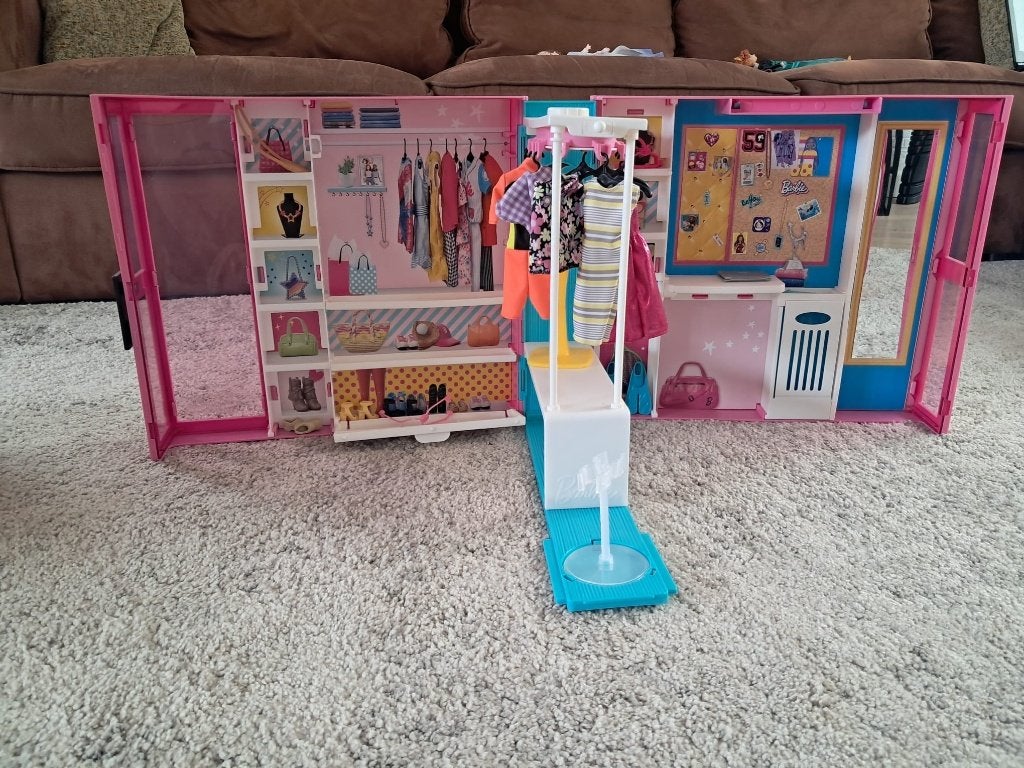 Barbie uitklapbare kledingkast, Enfants & Bébés, Jouets | Poupées, Utilisé, Barbie, Enlèvement