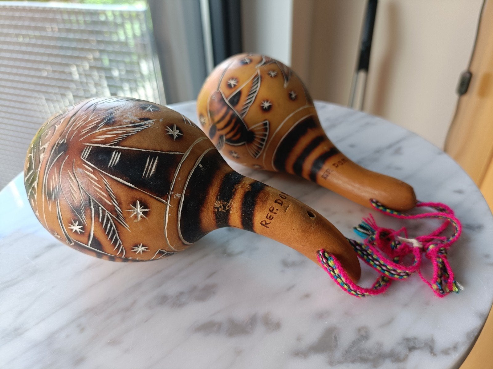 Maracas en higüero beschilderd en versierd met ingesneden pa, Ophalen of Verzenden