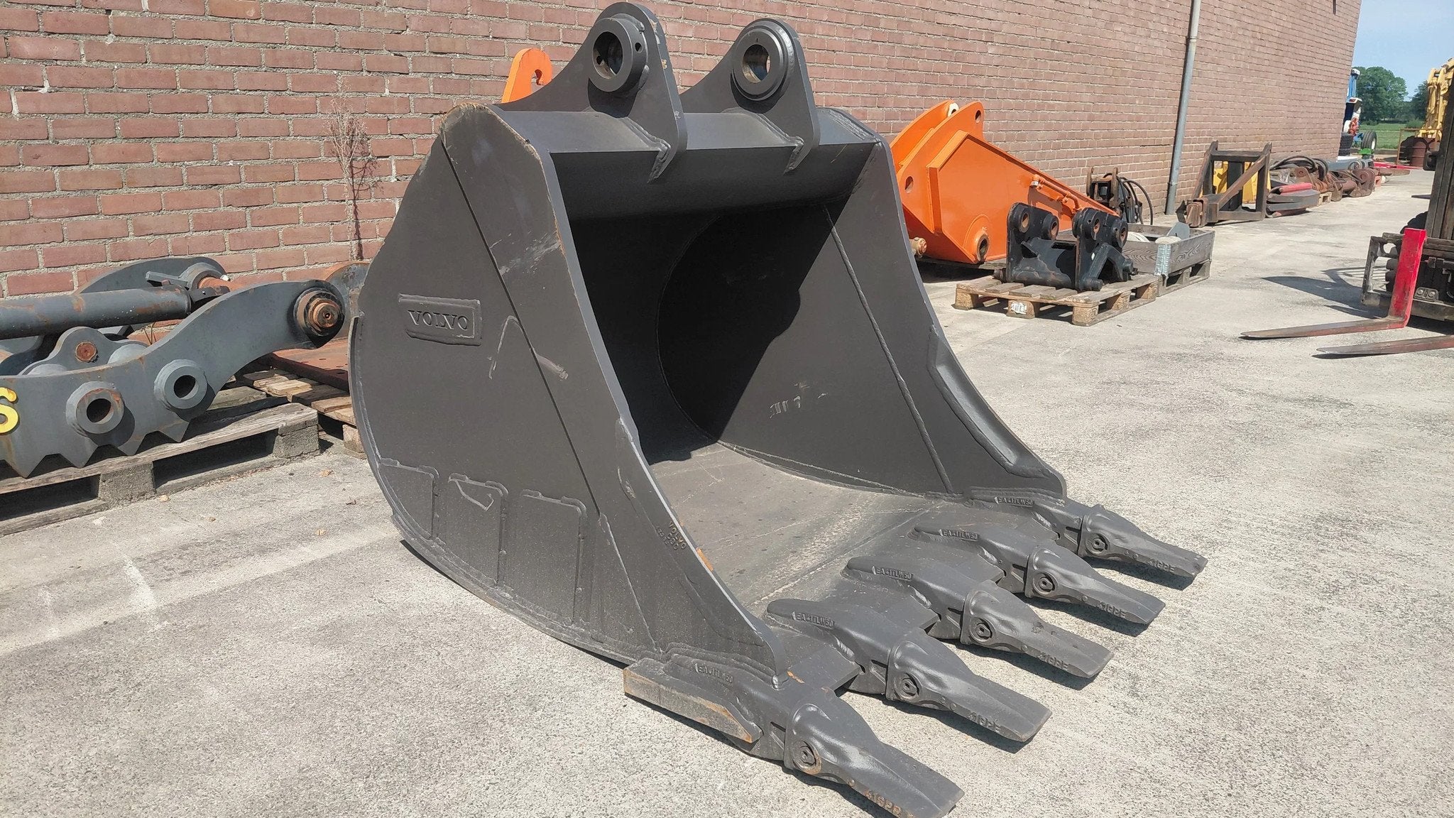 Volvo EC290 EC300 digging bucket / 90mm pins