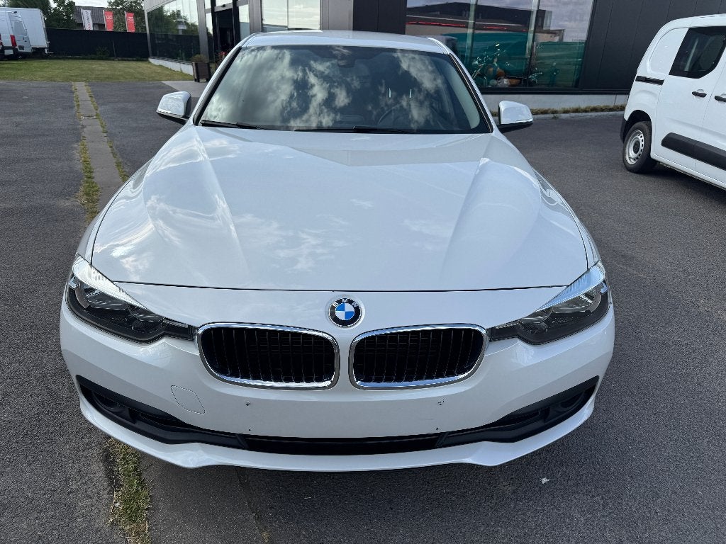 BMW 318i benzine cruise gps pdc 80.000 km sportzetels, Autos, BMW, 100 kW, Noir, Tissu, Blanc