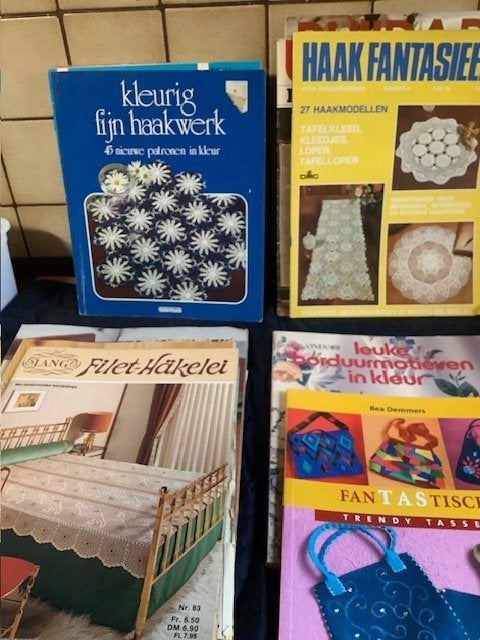 36 boeken voor haakwerk + 1trendy tassen + 1 borduurwerk, Hobby en Vrije tijd, Ophalen of Verzenden, Gebruikt, Haken