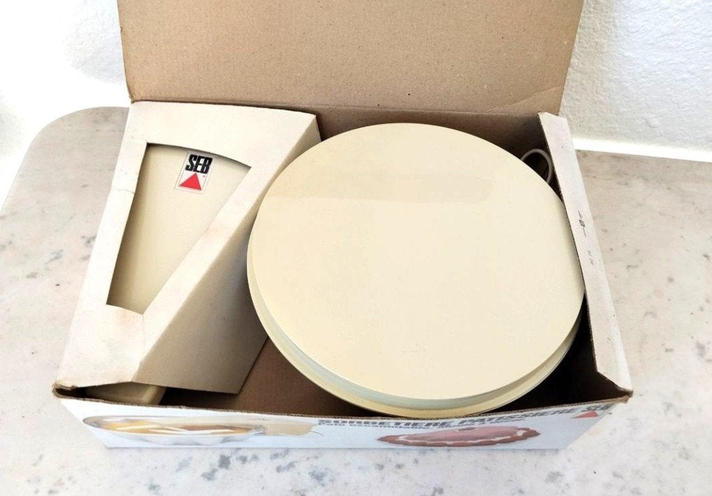 Sorbetière  -  pâtissière SEB Type 323 + livre de recette, Enlèvement ou Envoi