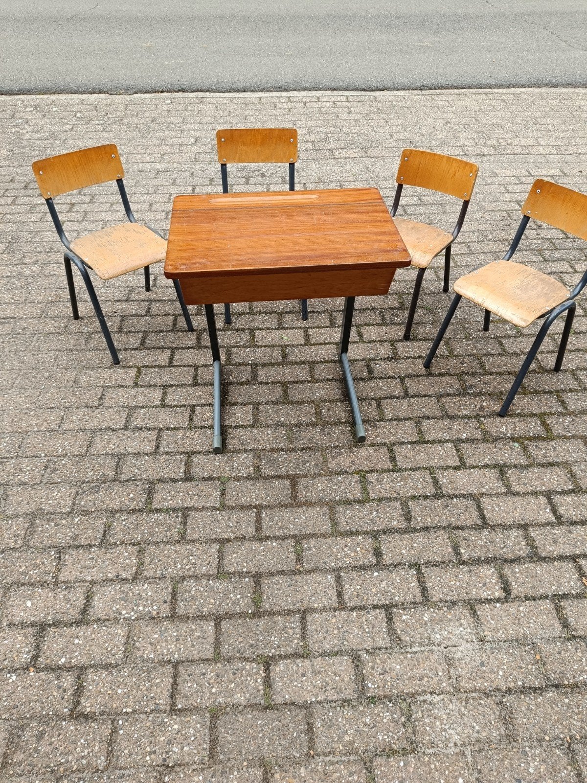 oude schoolbank met stoeltjes, Comme neuf, Brun, Enlèvement, Bois