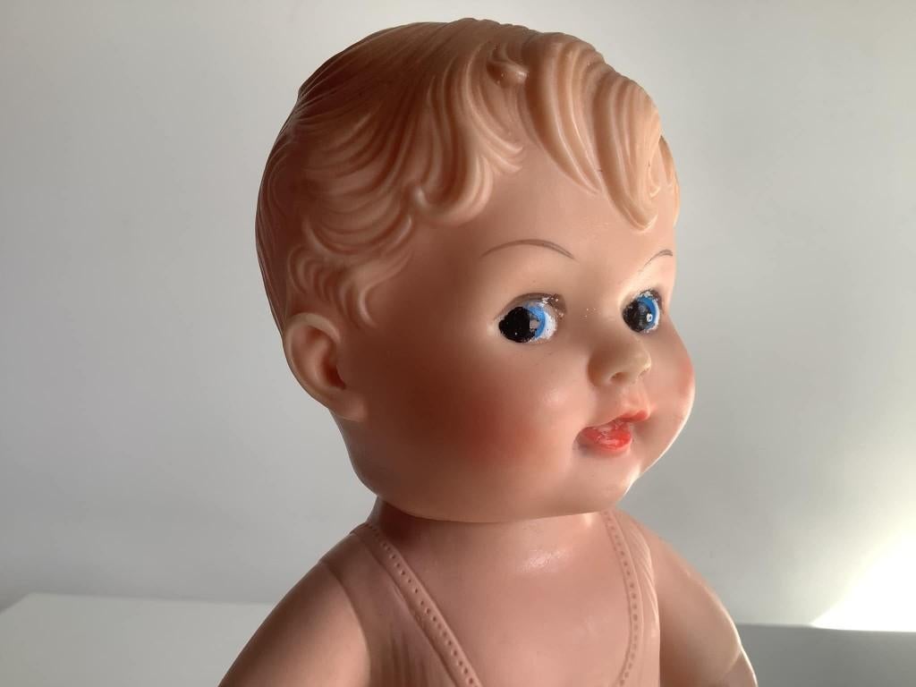 Jolie poupée en caoutchouc, vêtements incorporés, Collections, Enlèvement ou Envoi, Comme neuf, Poupée