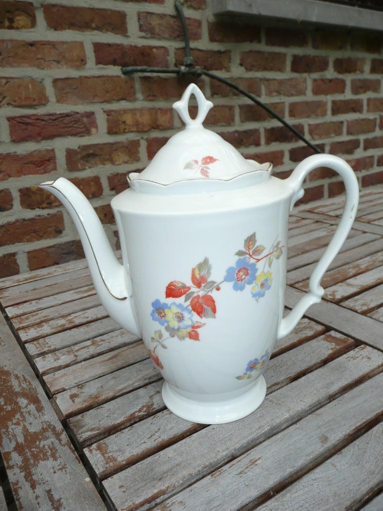 elegante, bebloemde, porseleinen koffiekan, Ophalen of Verzenden, Zo goed als nieuw, Porselein, Overige typen