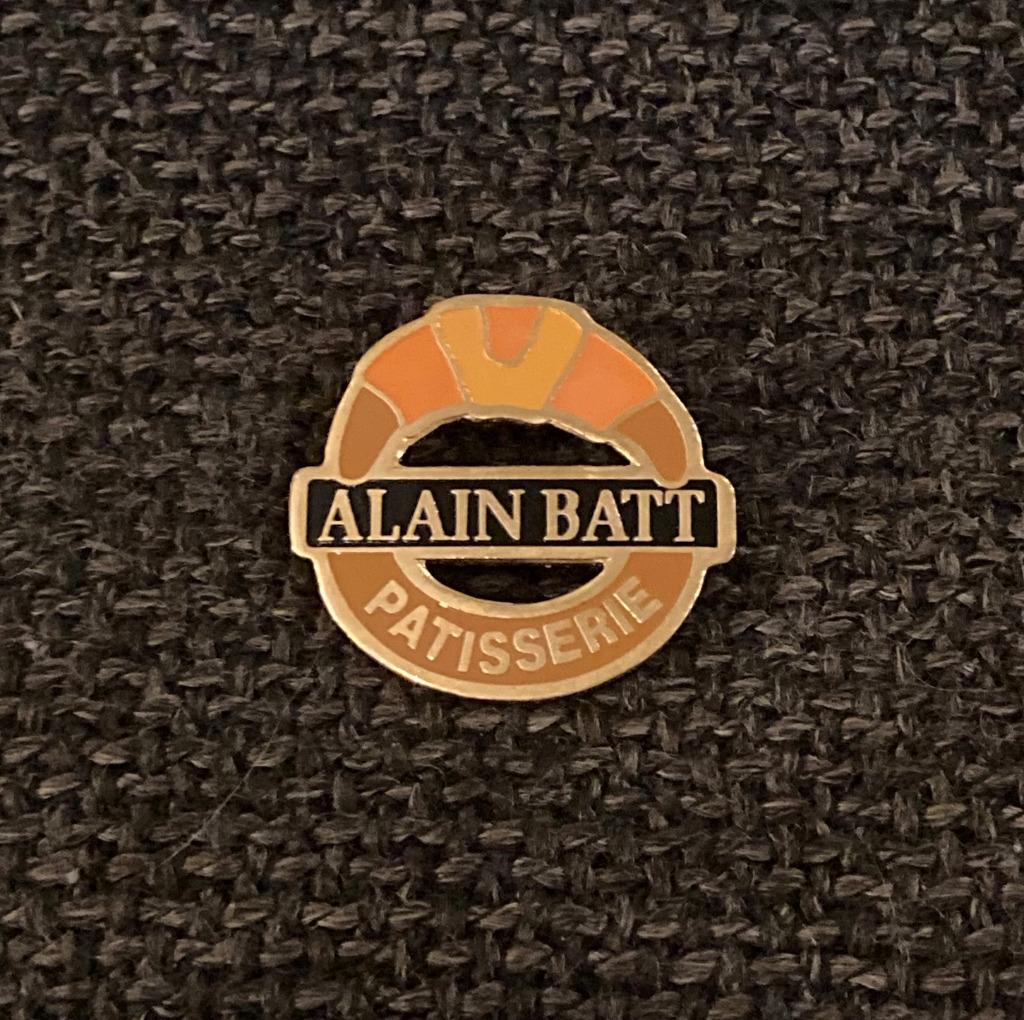 PIN - ALAIN BATT - PATISSERIE - CHOCOLATERIE, Envoi, Utilisé, Autres sujets/thèmes, Insigne ou Pin's