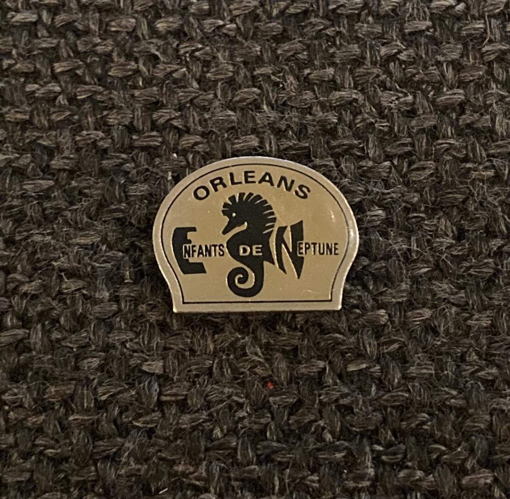 PIN - ORLEANS - ENFANTS DE NEPTUNE - ZEEPAARDJE, Verzenden, Gebruikt, Overige onderwerpen, Speldje of Pin
