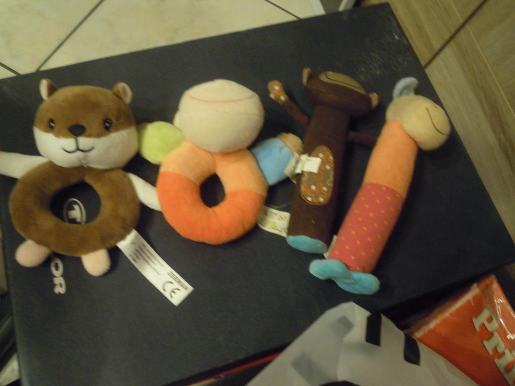 2 knuffel knijpers en 2 knuffel ramelaars (doos 14), Ophalen of Verzenden, Zo goed als nieuw