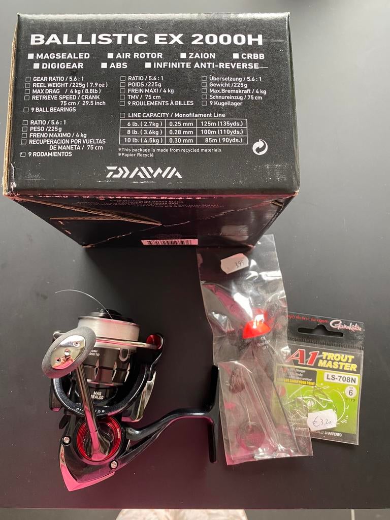 NIEUWE forelmolen DAIWA ballistic ex 2000H met nieuwe draad, Enlèvement ou Envoi, Neuf