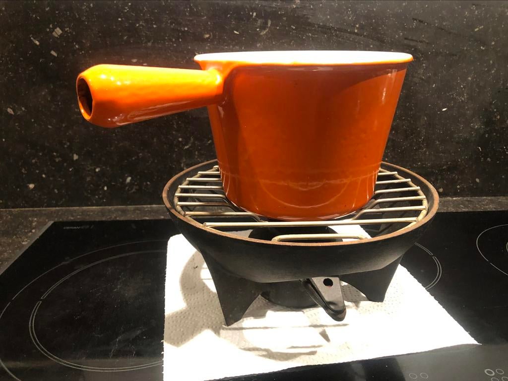 LE CREUSET fondue pan + gietijzeren vuurtje, Maison & Meubles, Enlèvement ou Envoi, Comme neuf, Autres types, Plaque céramique