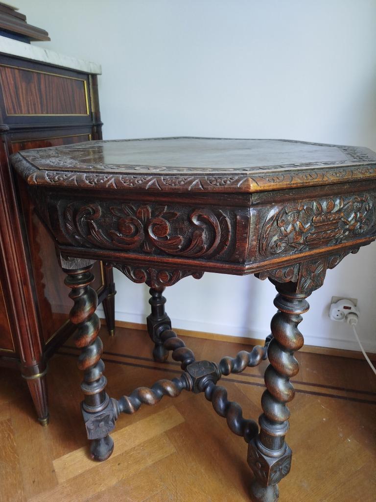 Table octogonale en chêne sculpté - Antiquité du 19e siècle, Enlèvement