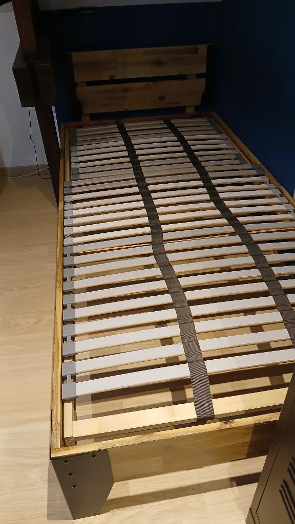 Houten bed met zwarte details., Kinderen en Baby's, Kinderkamer | Bedden, Zo goed als nieuw, 180 cm of meer, 85 tot 100 cm, Lattenbodem