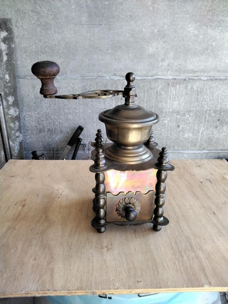 Koperen koffie molen, Ophalen