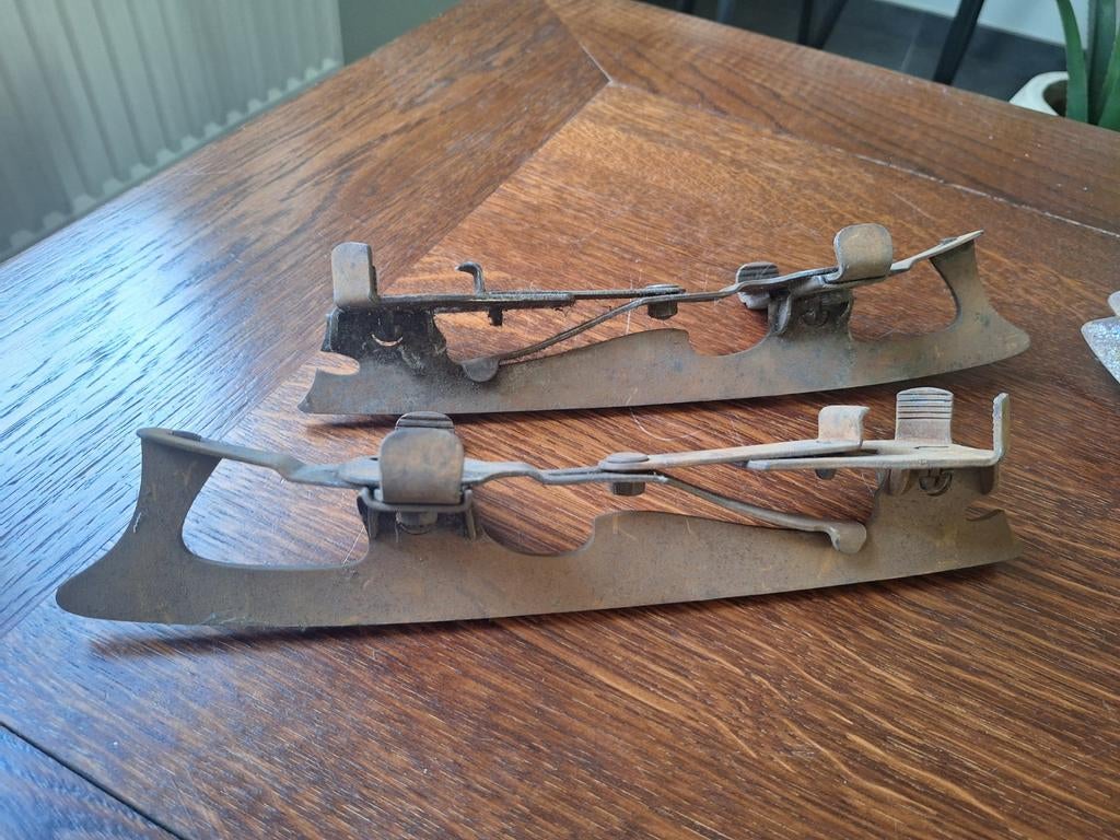 2 paar oude schaatsen, Ophalen