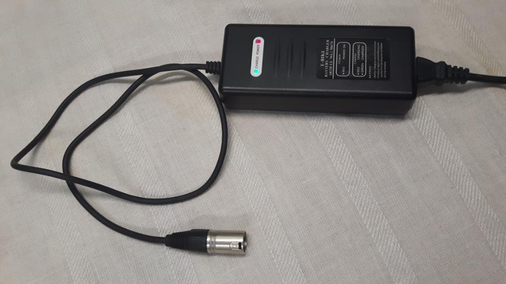 Batterij Lader SHC-8100LC voor Qwic 4pin 42V / 2A, Vélos & Vélomoteurs, Accessoires vélo | Batteries de vélo, Comme neuf, Enlèvement
