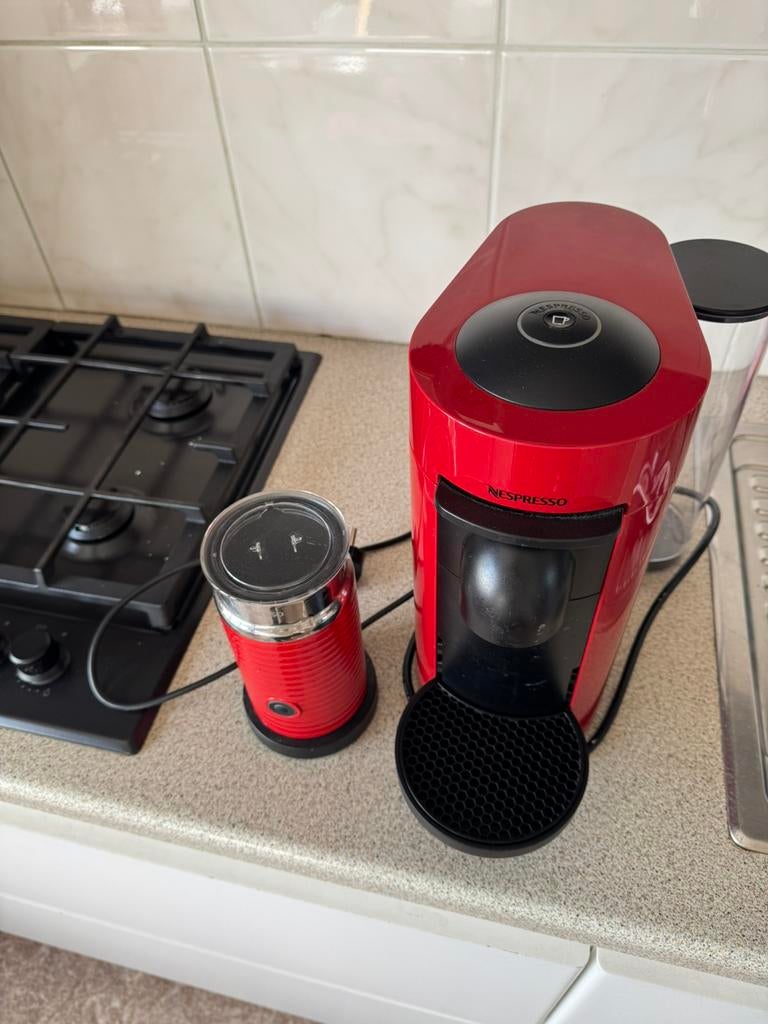 Nespresso vertuo en melkopschuimer, Elektronische apparatuur, Koffiezetapparaten, Ophalen, Gebruikt, Koffiemachine, Koffiepads en cups