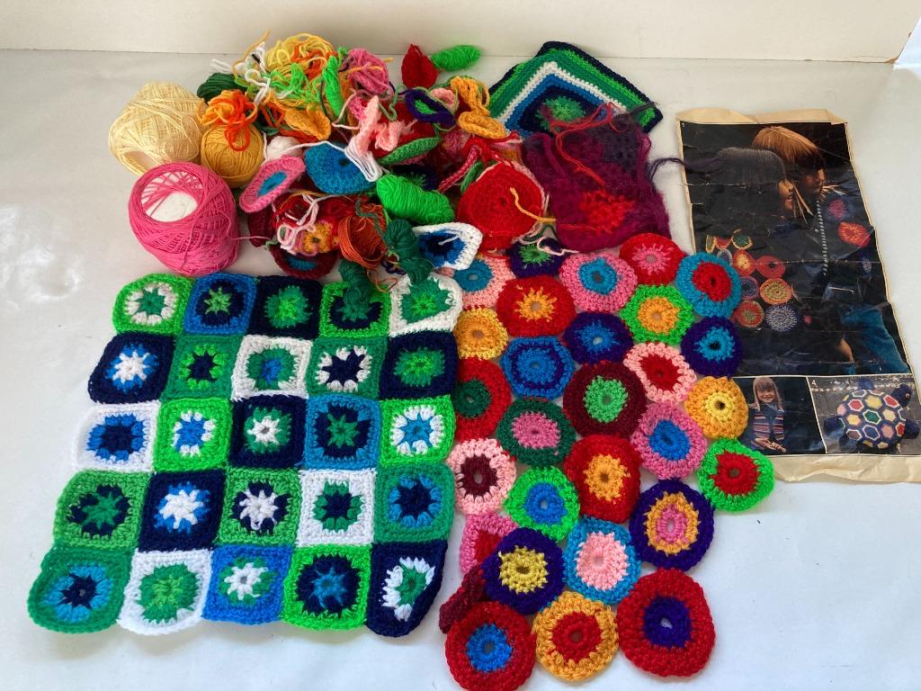 Laine tricotée avec patchwork (encore à terminer) de différe, Hobby & Loisirs créatifs, Envoi, Comme neuf, Tricot ou Crochet, Laine ou Fils