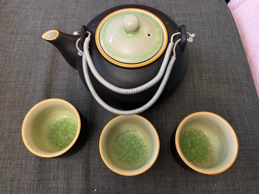 Theepot met bijpassende bekertjes, Ophalen, Gebruikt