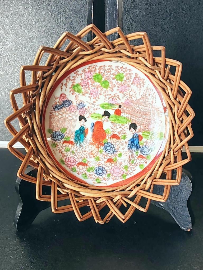 Très bon état 
Jolie décor de femme geisha, temple et cerisi