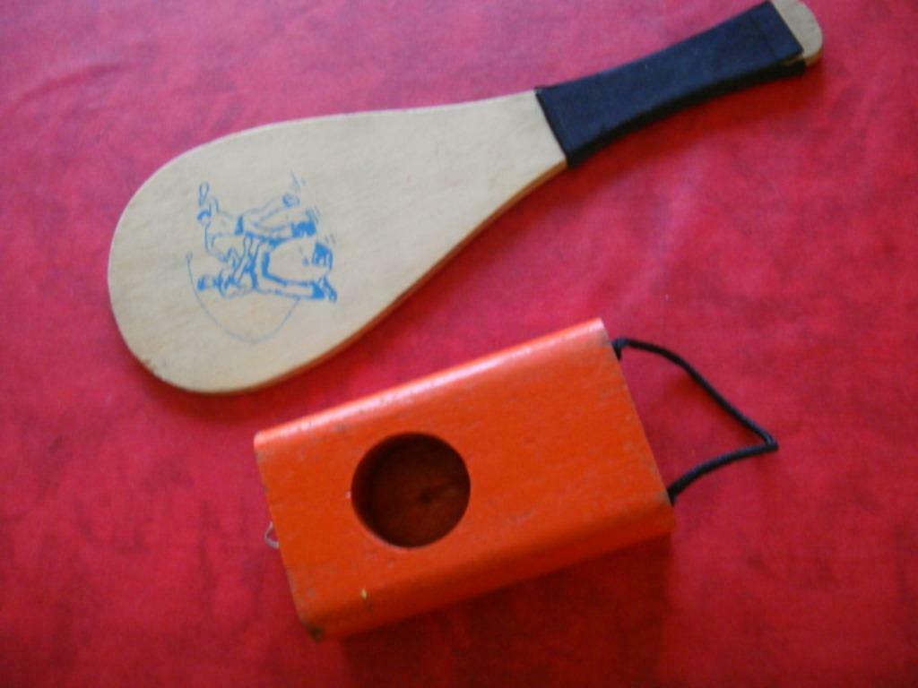 Jouet JOKARI. Support en bois Orange + 1 raquette.Vintage, Enlèvement ou Envoi, Utilisé