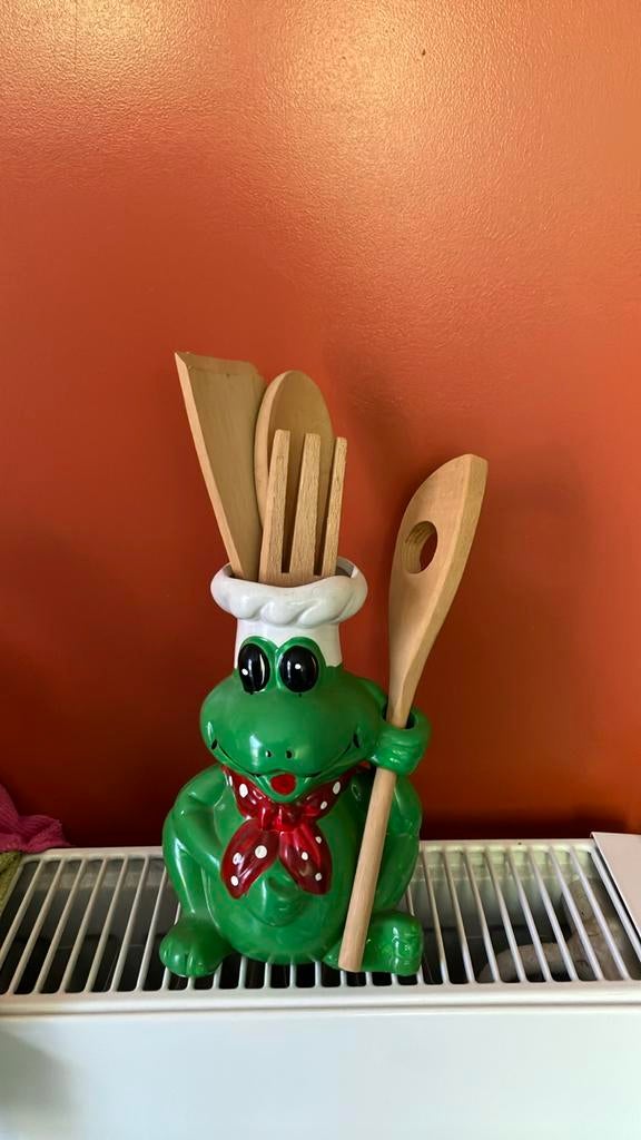 Kikker in steen met houten kookgerei, Ophalen of Verzenden