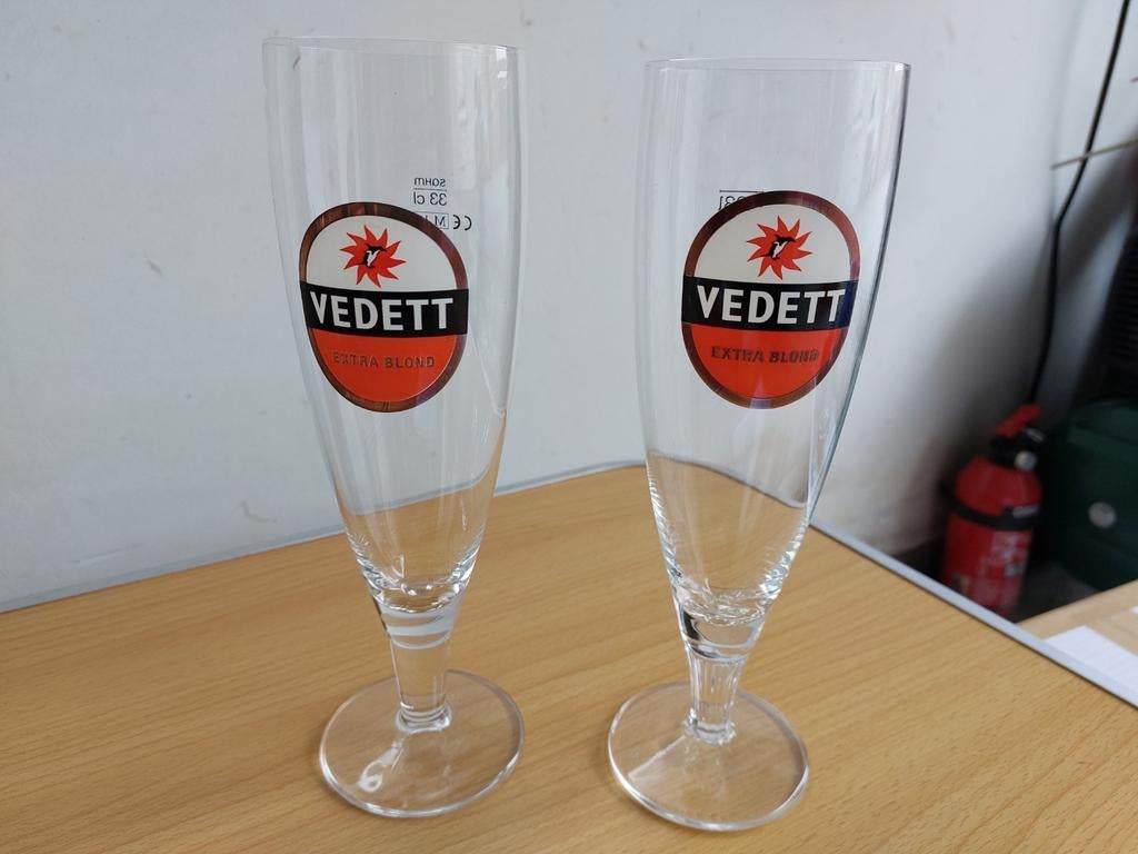 2 verres en vedett différents, Enlèvement ou Envoi, Comme neuf, Verre à bière