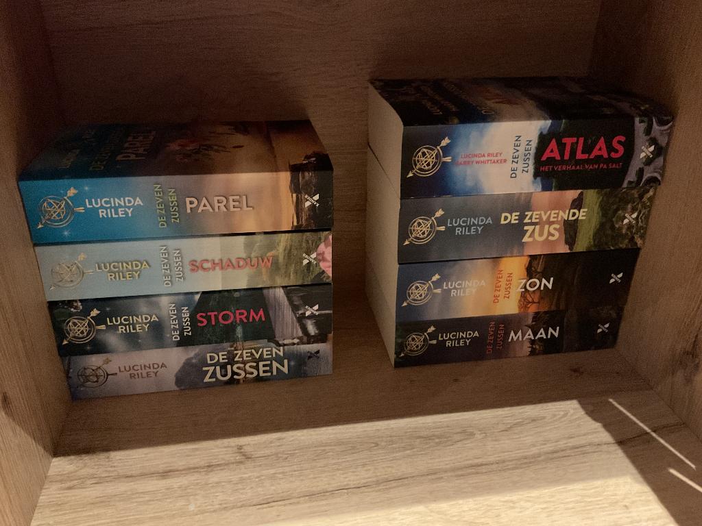 Boeken 7 zussen, Boeken, Ophalen, Zo goed als nieuw, Lucinda Riley