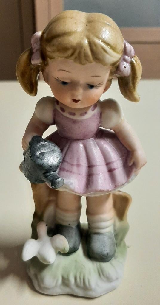 Porseleinen beeldje meisje met gieter 12 cm, Ophalen of Verzenden, Zo goed als nieuw, Mens