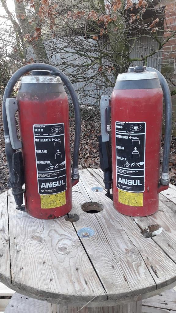 2 oude brandblussers, Ophalen