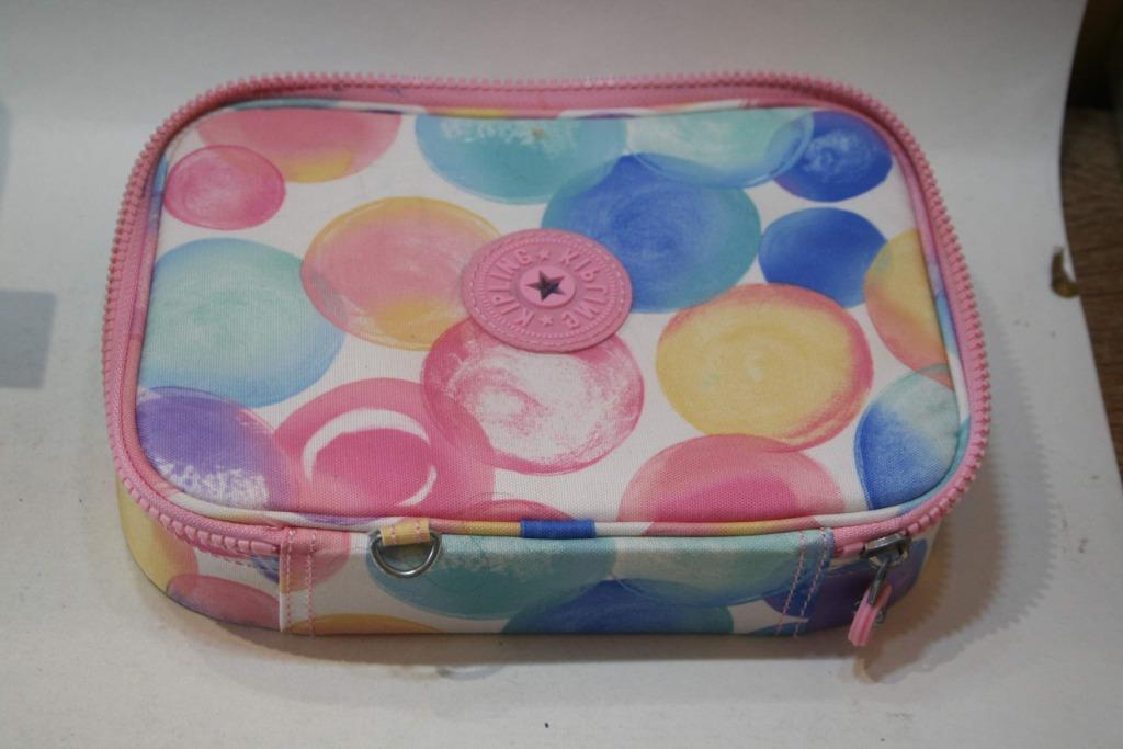 Kipling plumier rigide 100 penns, 2 étages, en très bon état, Enlèvement ou Envoi, Utilisé