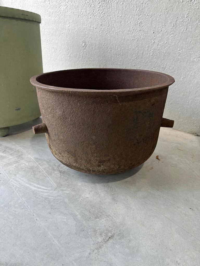 Pot en fonte diamètre 61 cm - hauteur 43 cm, Jardin & Terrasse, Pots de fleurs, Utilisé, Métal, Intérieur, Balcon, Jardin, 40 à 70 cm