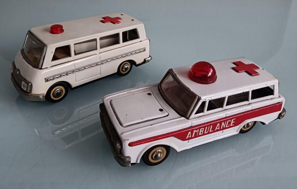 Oude blikken speelgoed ambulances., Ophalen of Verzenden