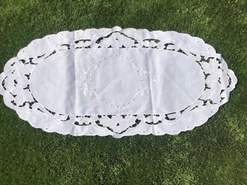 Wit, geborduurd katoenen tafelkleed - 80cmx40cm (nr2665), Huis en Inrichting, Ophalen of Verzenden, Zo goed als nieuw, Ovaal, Binnen