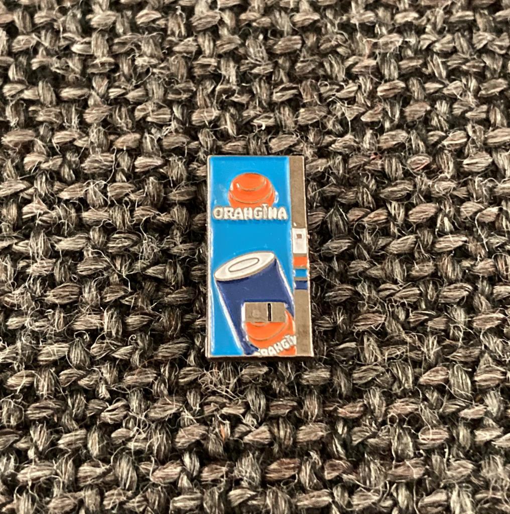 PIN - ORANGINA - LIMONADE - LEMONADE, Verzenden, Gebruikt, Merk, Speldje of Pin